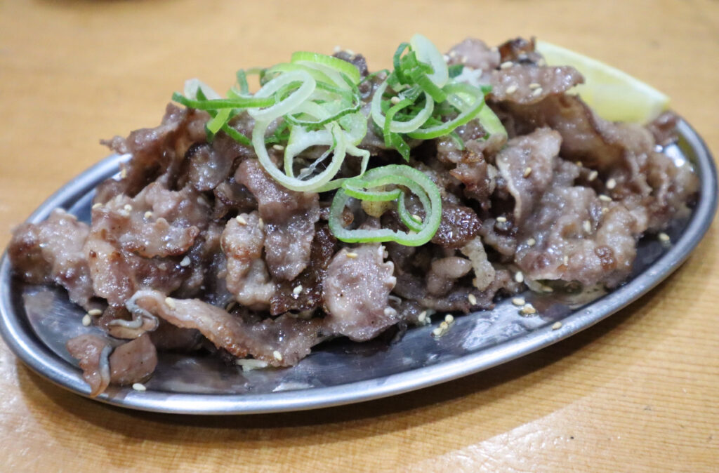 皿の上の肉と野菜の料理

AI によって生成されたコンテンツは間違っている可能性があります。